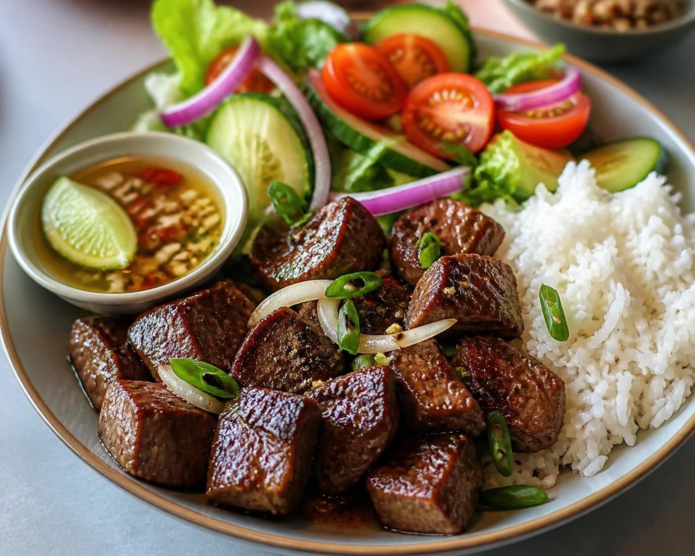 découvrez la recette authentique du boeuf loc lac, un plat vietnamien rapide et savoureux qui transforme vos repas en une expérience gourmande et exotique.